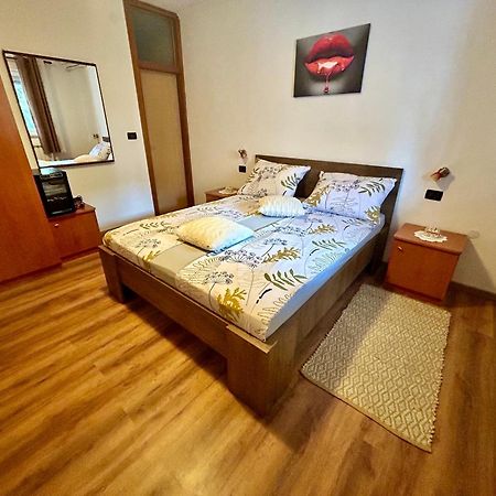 Guest House Casa Mia - Rooms & Apartments Ровінь Екстер'єр фото