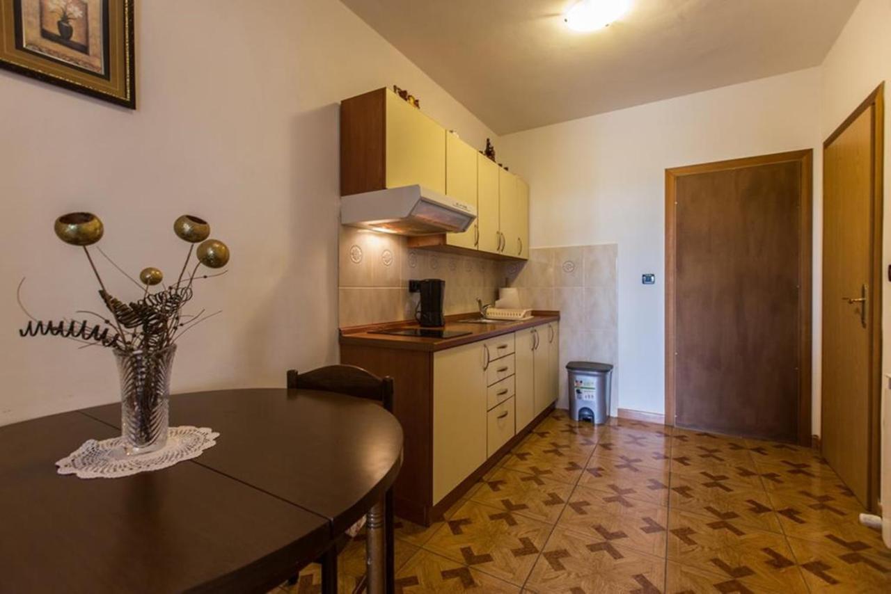Guest House Casa Mia - Rooms & Apartments Ровінь Екстер'єр фото