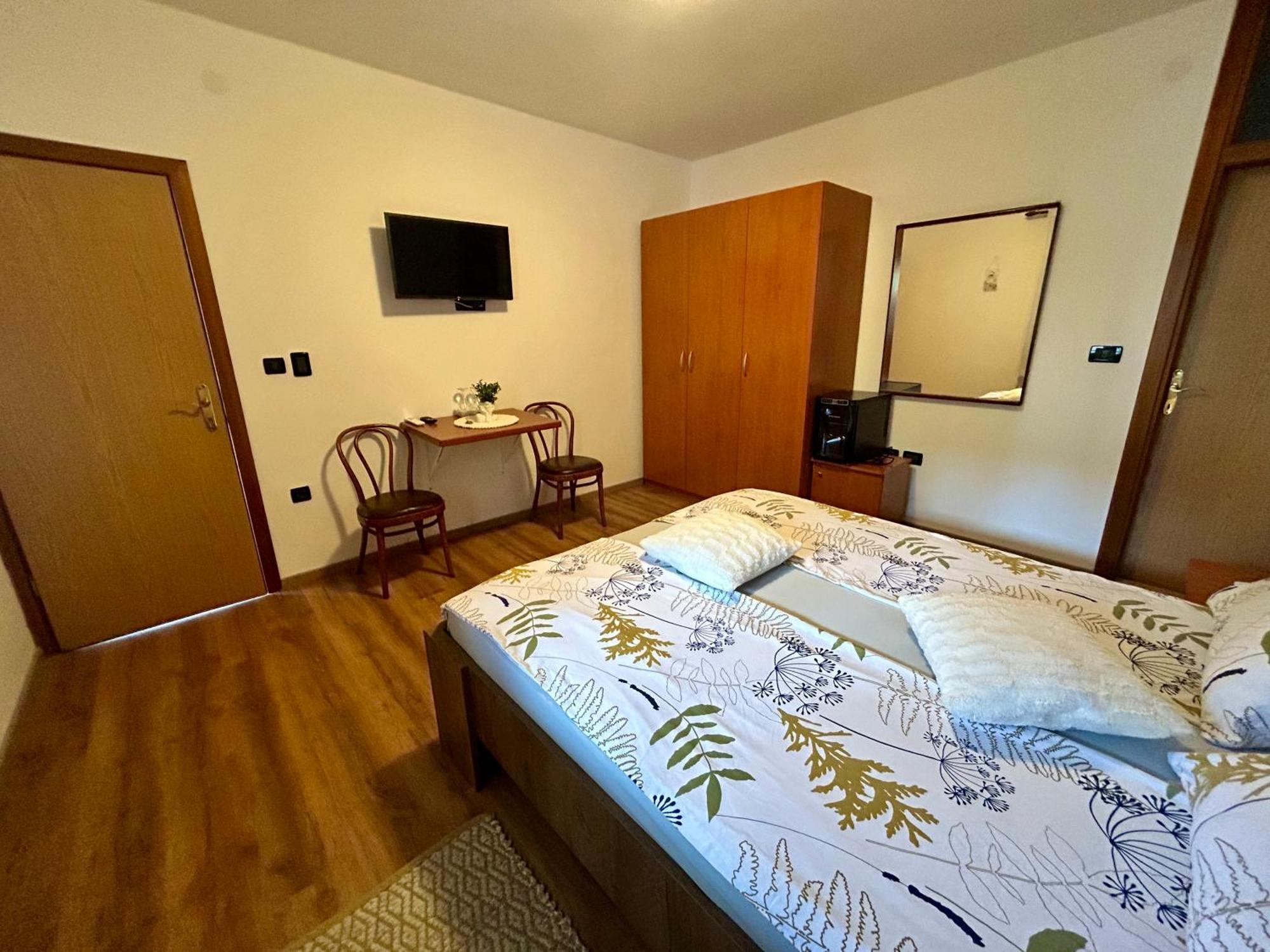Guest House Casa Mia - Rooms & Apartments Ровінь Екстер'єр фото